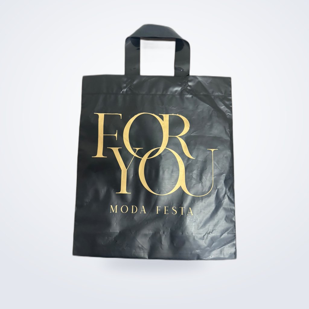 Sacola plástica preta de alça fita com impressão dourada produzida para a For You Moda Festa