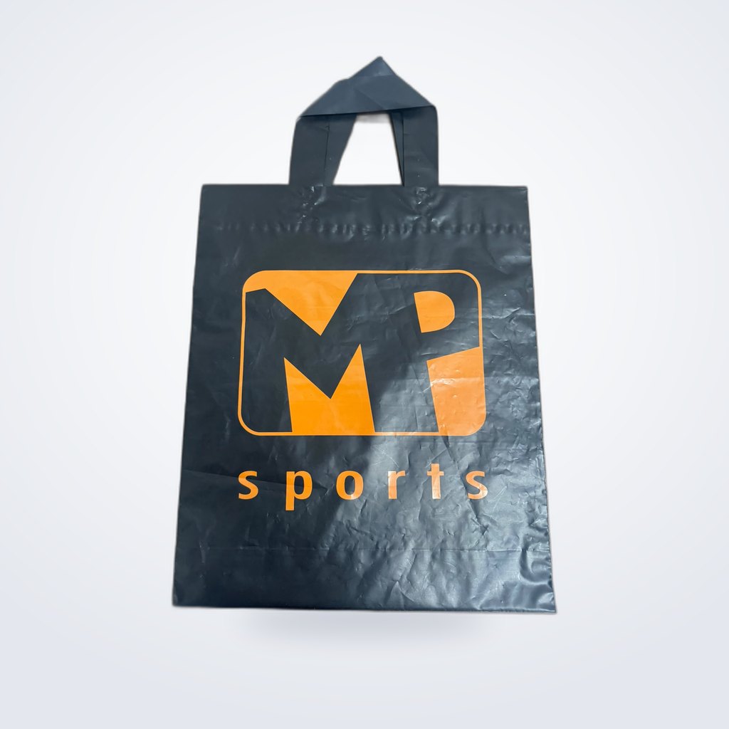 Sacola plástica preta de alça fita com impressão laranja produzida para a MP Sports